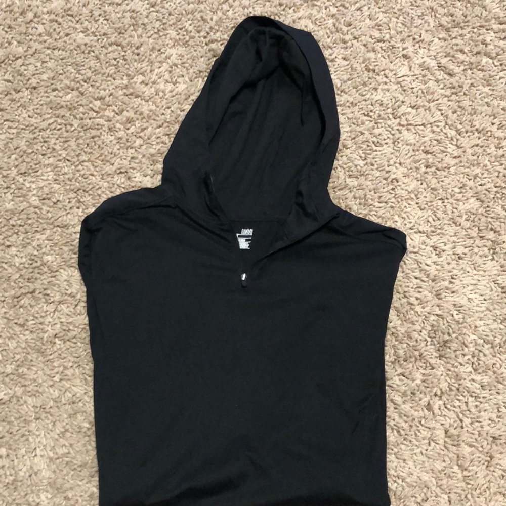 Men’s black UA pullover